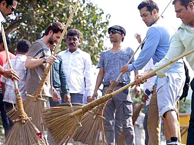 Kabir-Khan-and--Salman-Khan-on-the-sets-of-Bajrangi-Bhaijaan-in-Delhi-Courtesy-Twitter-