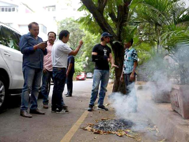 Hrithik Roshan took to the street and joined the Swachh Bharat Abhiyan. He further tweeted: Went around talking learning and informing residents, watchmen n workers about better ways to keep our society clean.