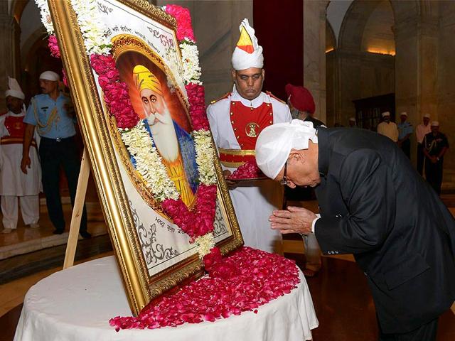 President Pranab Mukherjee paying his respect to Guru Nanak Devji during Gurbani Recital at Rashtrapati Bhavan in New Delhi. (PTI Photo)