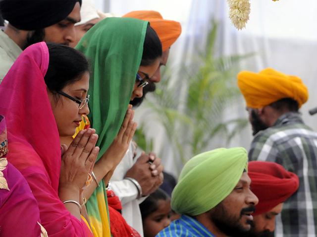 Sikhs pray at Khalsa Stadium on the occasion of Guru Nanak Jayanti, in Indore on Thursday. (Arun Mondhe/HT photo)