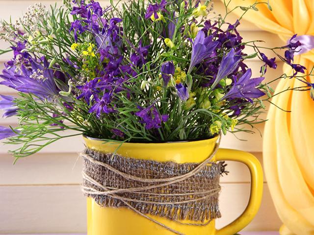 Put your old mug to use! Dust it off and paint it any colour you like, preferably in a brighter shade. Use it as a vase.