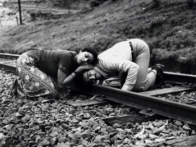 Moondram Pirai, remade in Hindi as Sadma, was among the earliest films to bring Kamal Haasan to the larger national limelight. Playing a school teacher to a child-like Sridevi suffering from amnesia, Kamal Haasan's act as distraught lover brought him the national award.
