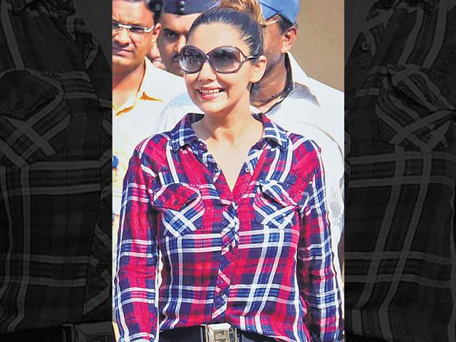 Plaid Shirts Are All About Mixing Strong With Sexy Hindustan Times