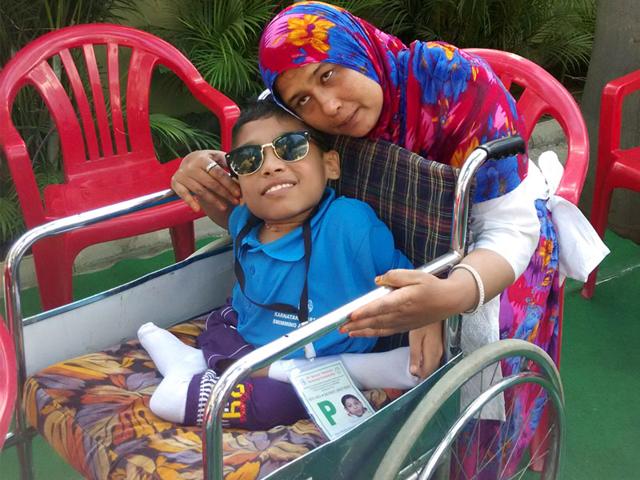 16-year-old swimming sensation Moin Junaidi, with his mother at the 14th National Paralympic Swimming Championship in Indore on Friday. (Shankar Mourya/HT photo)