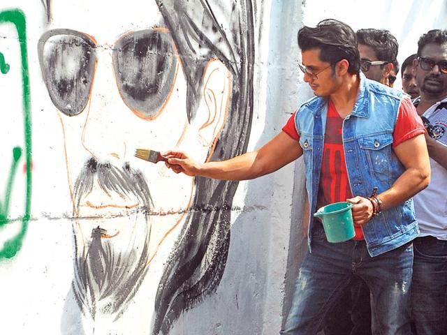 Ali Zafar paints a wall in Mahim. (Photos: Prodip Guha)