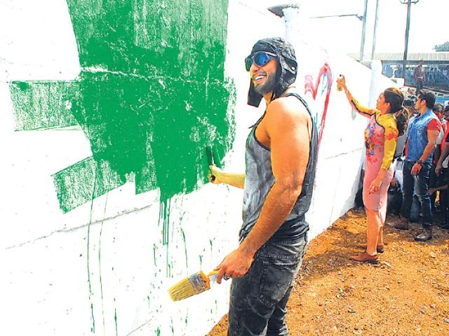 Ranveer Singh and Parineeti Chopra paints a wall in Mahim while promoting Kill Dil. (Photos: Prodip Guha)