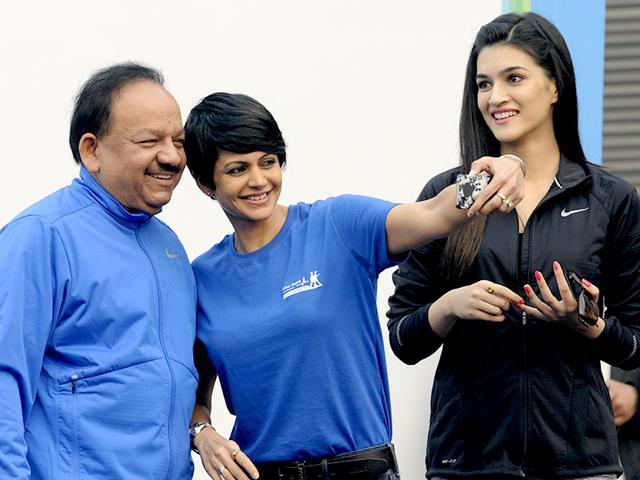 Actress, fashion designer, Mandira Bedi takes a selfie on her mobile with Union minister of health and welfare Dr Harsh Vardhan while Bollywood actress Kriti Sanon looks on (R) during the flag-off of 'Walk for health' at Major Dhyan Chand National Stadium in New Delhi (Sonu Mehta/HT Photo)
