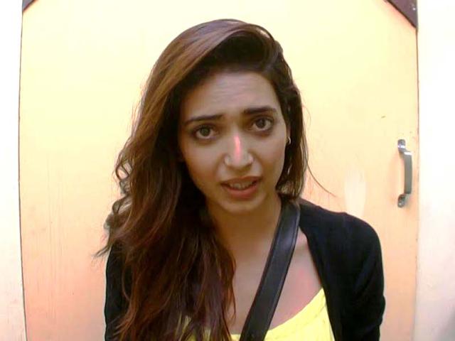 Upen-Patel-gets-cosy-with-Karishma-Tanna-in-Bigg-Boss-house