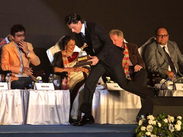 Shah Rukh Khan trips as he walks after displaying the trophy for the top award during the inauguration of the Kolkata International Film Festival in Kolkata. (Photo: AP) Shah Rukh Khan trips as he walks after displaying the trophy for the top award during the inauguration of the Kolkata International Film Festival in Kolkata. (Photo: AP)