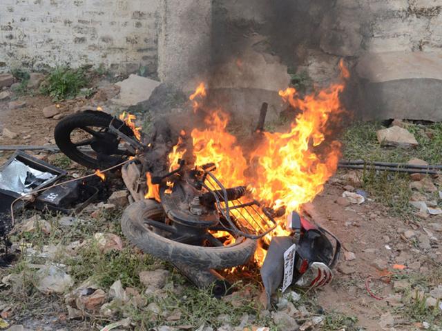 A vehicle set on fire by some candidates of Army recruitment test in Gwalior on Wednesday. (HT photo)