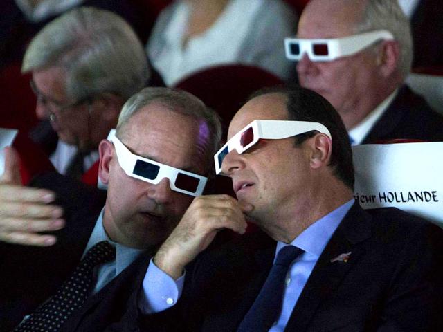 French National Centre for Space Studies (CNES) president Jean-Yves Le Gall (L) and French President Francois Hollande wear 3D glasses during a visit at the Cite des Sciences at La Villette in Paris as they follow the successful landing of the Philae lander. (Reuters/Jacques Brinon)