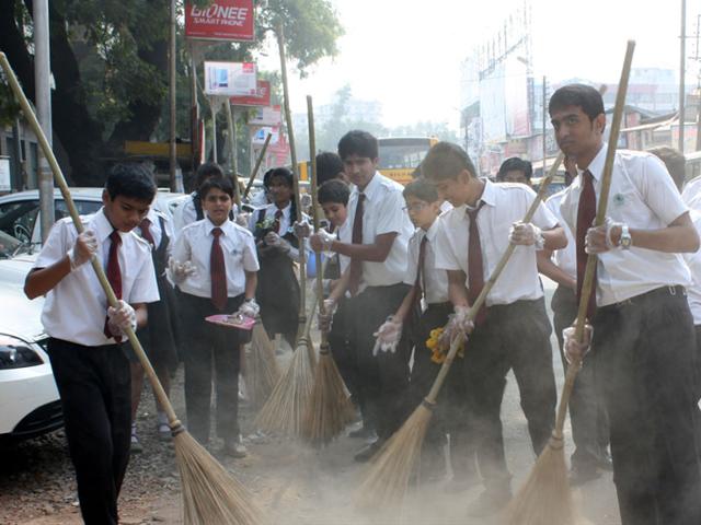 Students of Laurels High School participate in clean Indore campaign near 56 Dukan on Thursday. (Arun Mondhe/HT photo)