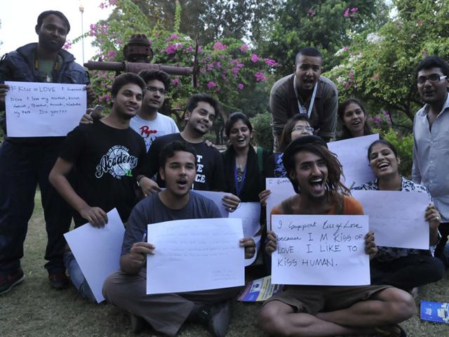 Participants-of-Kiss-of-love-campaign-pose-with-placards-at-Chinar-Park-in-Bhopal-Mujeeb-Faruqui-HT-photo Participants-of-Kiss-of-love-campaign-pose-with-placards-at-Chinar-Park-in-Bhopal-Mujeeb-Faruqui-HT-photo