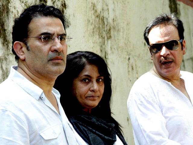 Archana Puran Singh with her husband Parmeet Sethi and actor Deepak Parashar, attends the funeral of Bollywood film producer and director Ravi Chopra in Mumbai on November 13, 2014. (AFP Photo)