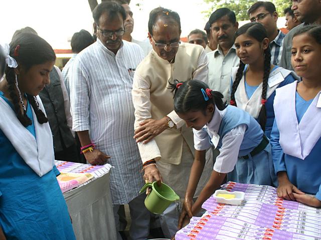 Chief minister Shivraj Singh Chouhan inaugurating 'Bal Swachhata Mission' at Government Girls Higher Secondary School in Bhopal on Friday. (Bidesh Manna/HT photo)