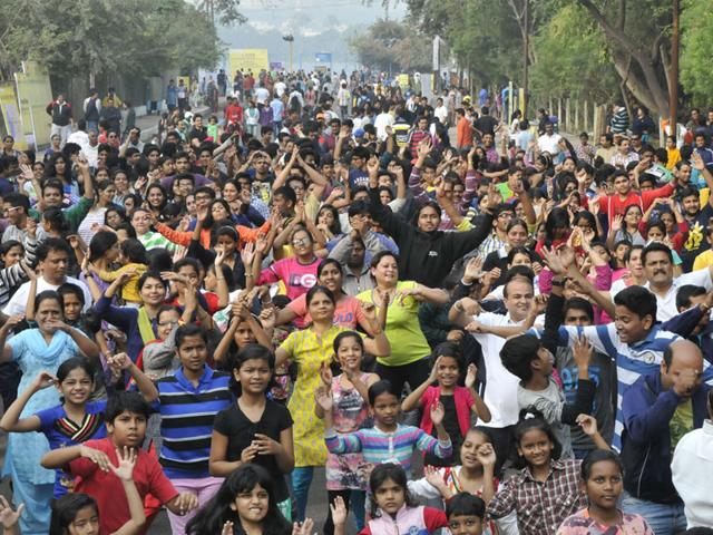 Residents of Bhopal flocked to Shahpura Lake to take part in aerobics on Raahgiri Day, an event organised by Bhopal Municipal Corporation, on Sunday. (Mujeeb Faruqui/HT photo)