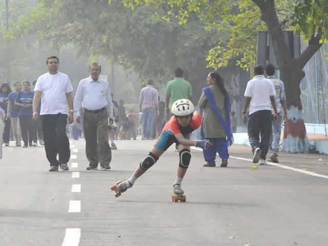 A child skating at Shahpura Lake in Bhopal on Raahgiri Day. Thousands of people attended the event organised by Bhopal Municipal Corporation on Sunday. (Mujeeb Faruqui/HT photo)