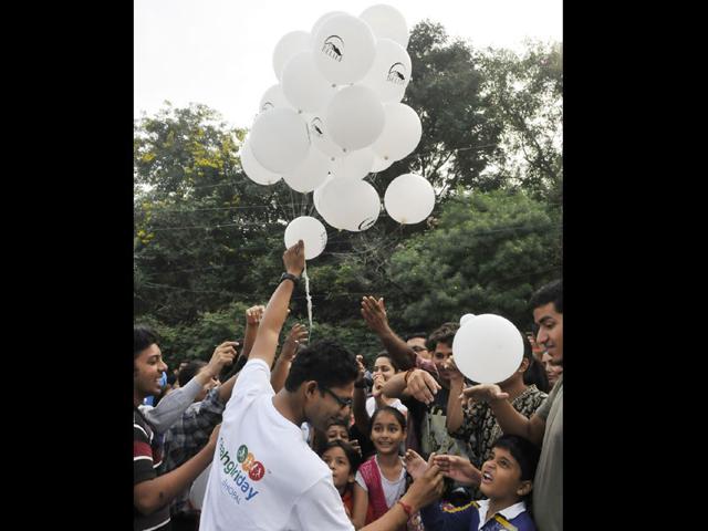 A youngster interacts with children at Shahpura Lake in Bhopal on Raahgiri Day. Thousands of people attended the event on Sunday. (Mujeeb Faruqui/HT photo)