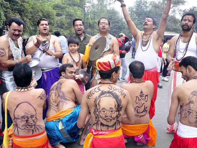 Members of Mahakal bhajan mandal urge citizens to keep India clean by singing devotional songs on Raahgiri Day, in Ujjain on Sunday. (Sunil Magariya/HT photo)