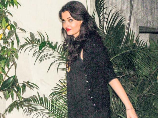 Aishwarya Rai Bachchan looks slim as she enters Sonali Bendre's residence for her wedding anniversary bash. (Photos: Prodip Guha) Aishwarya Rai Bachchan looks slim as she enters Sonali Bendre's residence for her wedding anniversary bash. (Photos: Prodip Guha)