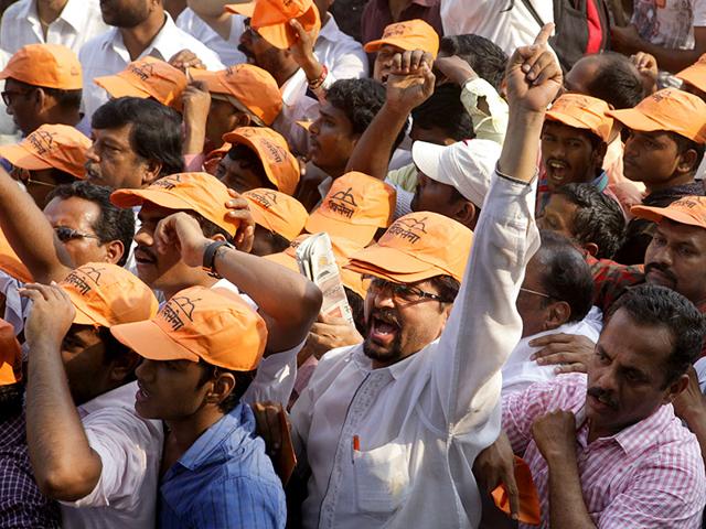 Shiv Sena activists raised anti-BJP slogans and ranted 'Fadnavis, go back' at Bal Thackeray's Memorial at Shivaji Park in Mumbai. (Kalpak Pathak/HT photo)