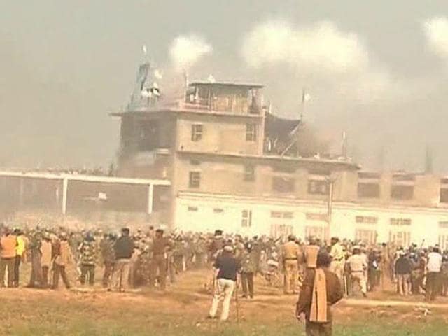 More-than-200-people-were-injured-as-police-lobbed-teargas-and-used-batons-to-disperse-hundreds-of-stone-throwing-supporters-of-Rampal-Agencies More-than-200-people-were-injured-as-police-lobbed-teargas-and-used-batons-to-disperse-hundreds-of-stone-throwing-supporters-of-Rampal-Agencies