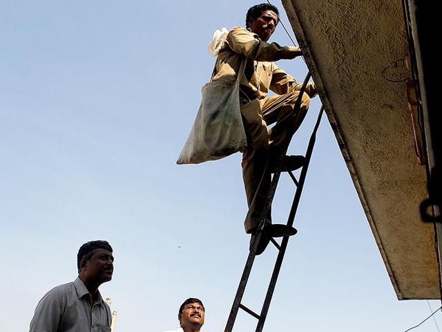 The BMC staff carries out fumigation at the suspected breeding sites as dengue case increase in Mumbai. (Satish Bate/HT photo)