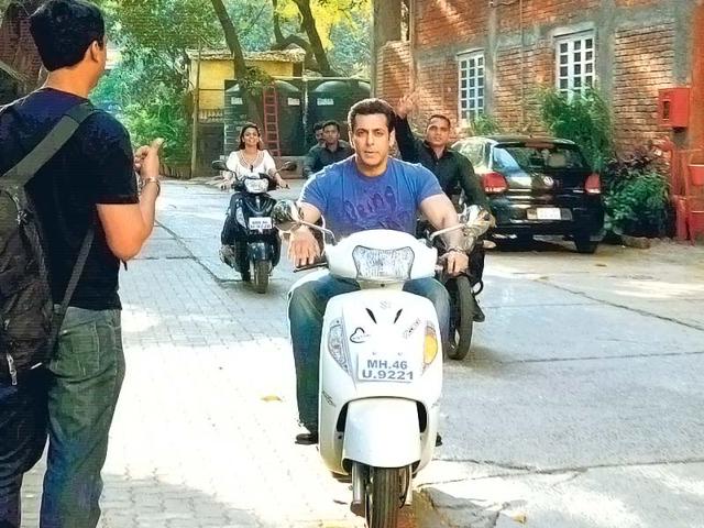 Salman-Khan-rode-back-home-from-a-Bandra-studio-in-broad-daylight-though-his-bodyguards-were-tailing-him
