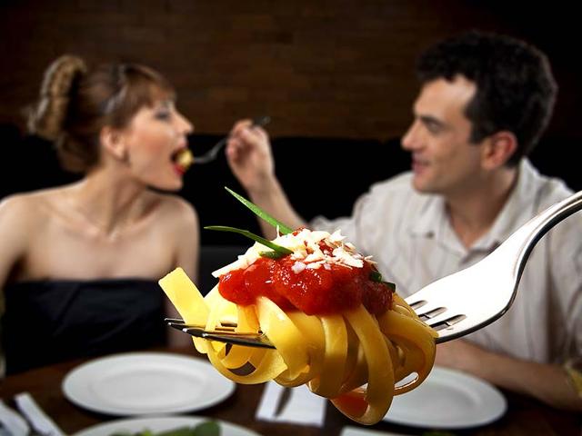 A-couple-that-eats-healthy-together-lives-longer-Shutterstock A-couple-that-eats-healthy-together-lives-longer-Shutterstock