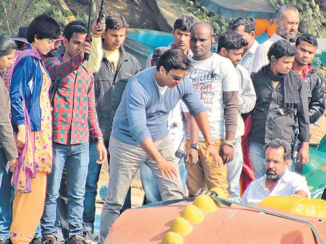 Anand L Rai and R Madhavan spotted in Delhi, shooting for Tanu Weds Manu 2. (Photo: Shivam Saxena/HT) Anand L Rai and R Madhavan spotted in Delhi, shooting for Tanu Weds Manu 2. (Photo: Shivam Saxena/HT)