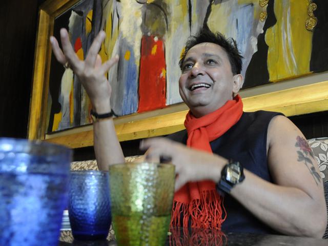 Singer Sukhwinder Singh, who has composed the music for the movie Zed Plus, talks about his work in Indore on Thursday. (Arun Mondhe/HT photo)