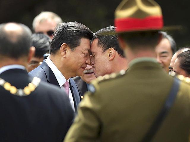 China President's Xi Jinping (L) receives a hongi, a traditional Maori welcome, as he arrives at the Government House grounds in Wellington. (Reuters Photo)