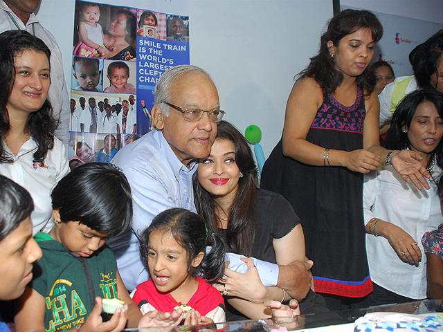 Bollywood film actor Aishwarya Rai Bachchnan poses with children and her father Krishnaraj Rai, as she celebrates on the eve of his 76th birthday. (AFP Photo) Bollywood film actor Aishwarya Rai Bachchnan poses with children and her father Krishnaraj Rai, as she celebrates on the eve of his 76th birthday. (AFP Photo)