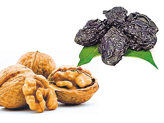 If you’re craving something crunchy and salty, skip the ­high-on-salt wafers and pop open a trail mix. “Create a mixture of your favourite nuts, dried fruits and seeds — think walnuts, almonds, peanuts, apricots, dates, raisins, flax seeds, prunes and ­cranberries. A moderate indulgence in these nutrient powerhouses gives you the much-needed protein, fibre and healthy fats. You can also add some dark chocolate chips for a sweet surprise,” says Mona Goel.