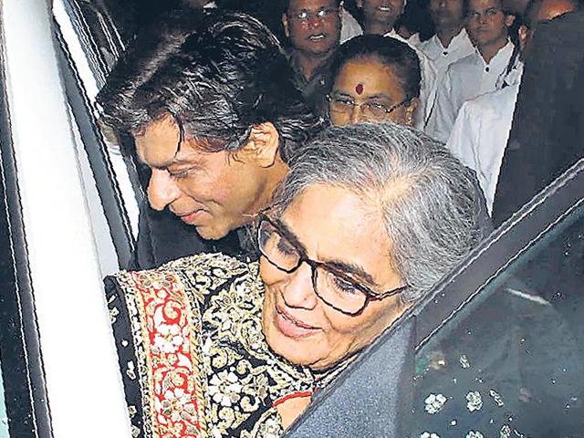 Shah Rukh with Salma Khan outside the venue of Arpita Khan's wedding reception. (Yogen Shah/ HT Photo)