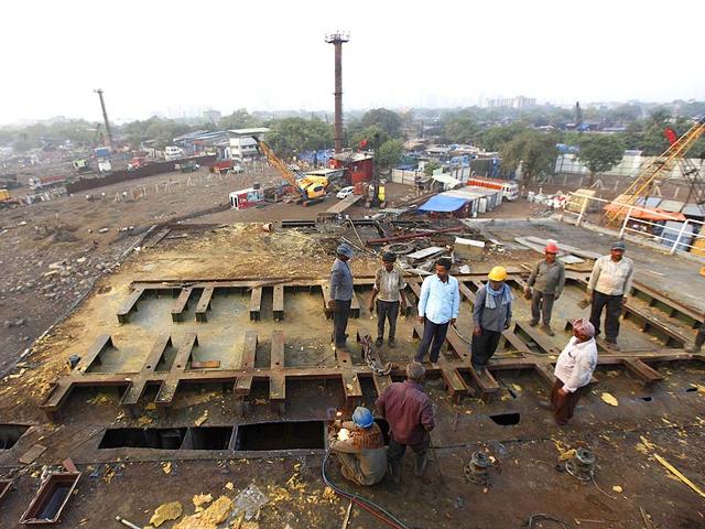Workers climb to enter India's first aircraft carrier INS Vikrant to dismantle it at a ship-breaking yard in Mumbai. (AP photo)