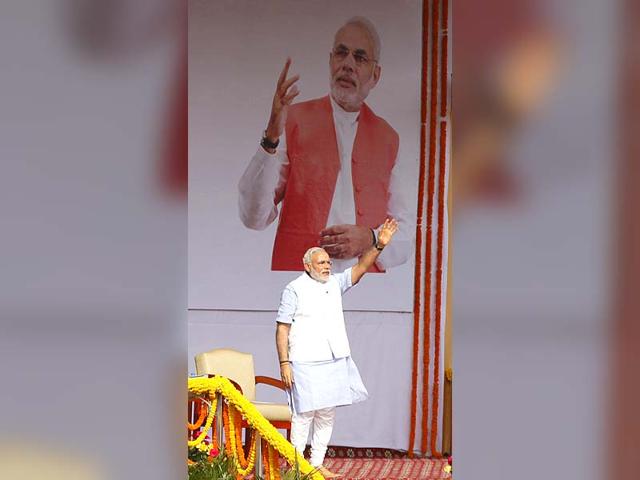 The Prime Minister made sure he looked crisp in a white jacket for the Clean India campaign. (Raj K Raj/Hindustan Times)