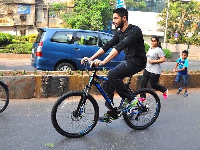 Actor-Sidharth-Malhotra-cycles-at-The-Equal-Street-Movement-in-Bandra-Mumbai-on-November-24-2014-He-hails-from-Delhi-and-comes-from-a-non-Bollywood-background-IANS