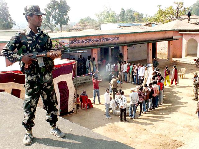 Voters-stand-in-que-during-the-second-phase-assembly-election-in-Jamshedpur-Jharkhand-Arvind-Sharma-HT-photo