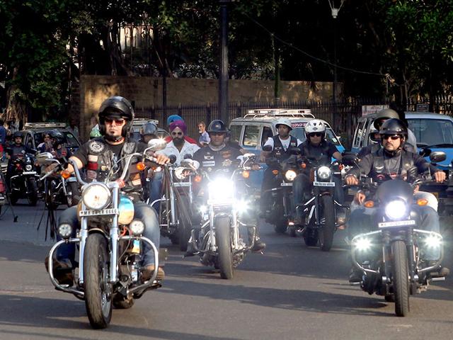 Around 30 bikers rode from Bandra to the Gateway of India to pay tributes to the 26/11 terror attacks' victims and heroes in Mumbai. (Kunal Patil/HT photo)