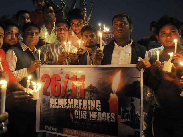 BJYM workers pay tribute to the martyrs of 26/11 Mumbai attacks, in Bhopal on Wednesday. (Mujeeb Faruqui/HT photo)