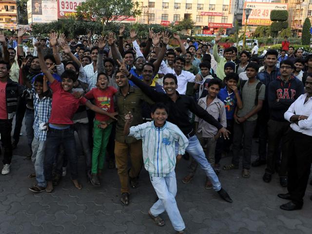 Eager fans wait outside Sayaji Hotel to catch a glimpse of ace actor Ajay Devgn in Indore on Thursday. (Arun Mondhe/ HT photo)