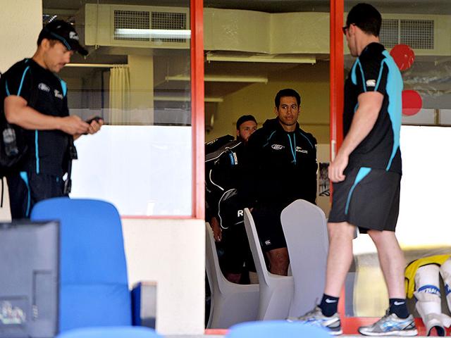 New Zealand cricketers and team officials prepare to leave the Sharjah cricket stadium after the second day's play in the third Test between Pakistan and New Zealand was abandoned as a mark of respect following the death of Australian cricketer Phillip Hughes, in Sharjah. (AFP photo)