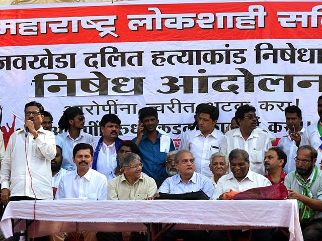 Maharahstra Lokshahi Samiti protested against Javkheda Dalit killings in Byculla, Mumbai.(Shakti Yadav/HT photo)