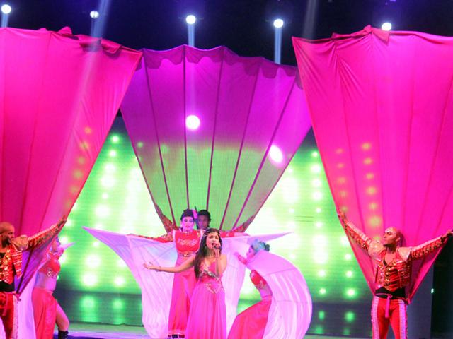 Singer Shibani Kashyap performs at a corporate event in Indore on Friday. (Shankar Mourya/HT photo)
