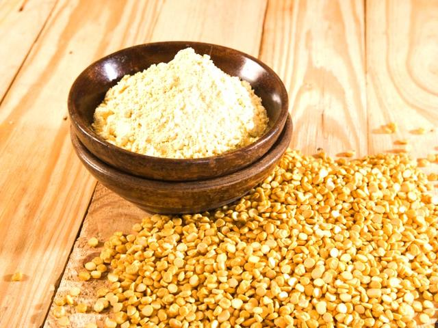Gram flour and yoghurt: Mix 2 tbsp gram flour, 1 tbsp yoghurt and some lemon juice. Add a pinch of turmeric and mix well to make a paste. Make sure that the pack is not watery. Apply it on your face and let it dry. Rub gently and rinse off with water.