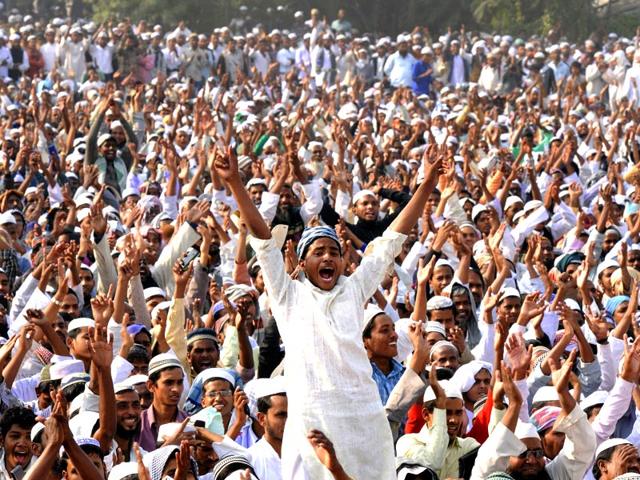 People gather at Jamiat-E-Ulema rally at Shahid Minar, Kolkata. (Subhendu Ghosh / HT Photo)
