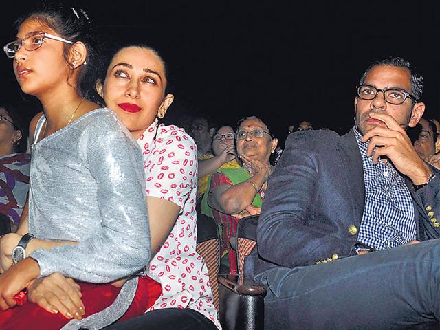 Karisma Kapoor with daughter Samaira and former husband Sanjay Kapur at an event. (HT photo)
