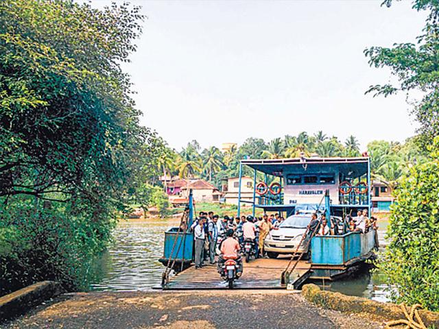 Locals-board-the-ferry-at-St-Estevam-Island