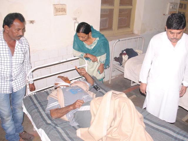 Congress-leader-Yasmin-Sherani-inquires-about-the-health-of-injured-Congress-leader-Nasir-Qureshi-at-Ratlam-district-hospital-DK-Sharma-HT-photo